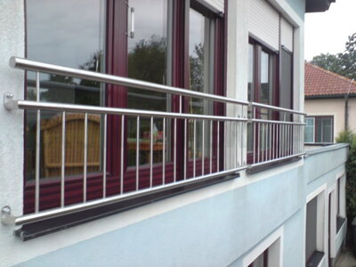 Französischer Balkon aus Niro / Edelstahl / AISI 304 mit senkrechten Stäbe  Breite 300 cm  Höhe 100 cm  Stäbe 12 mm, Handlauf 42,4 mm  Geschliffen